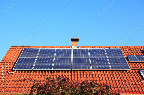 Solaranlage und Kamin photo