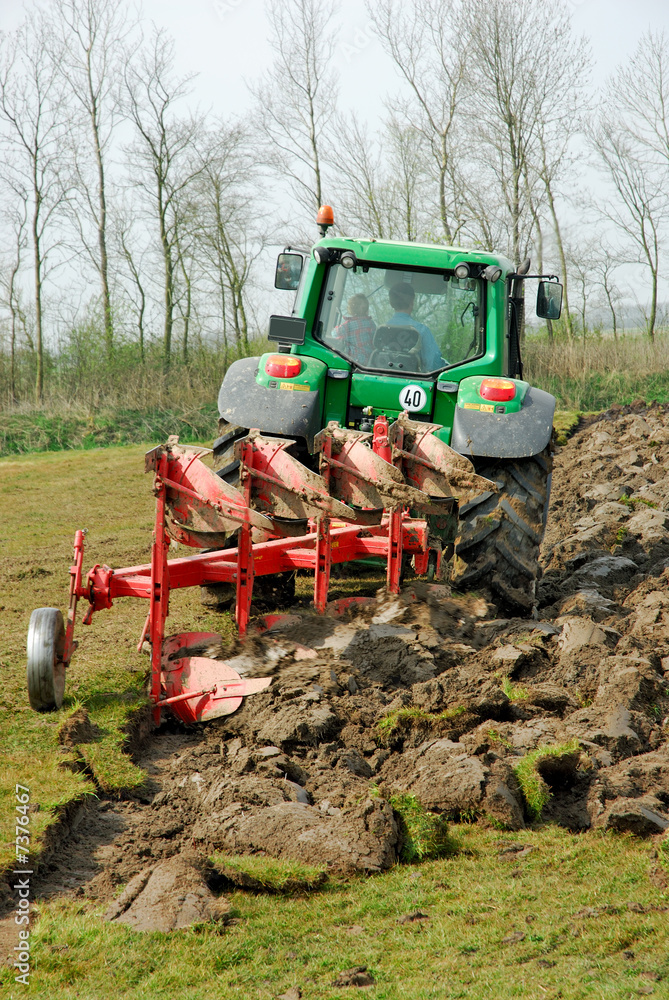 Obraz premium Traktor beim Pflügen