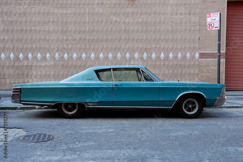 Cuadro en lienzo Classic American Car from the 1960s on New York city street