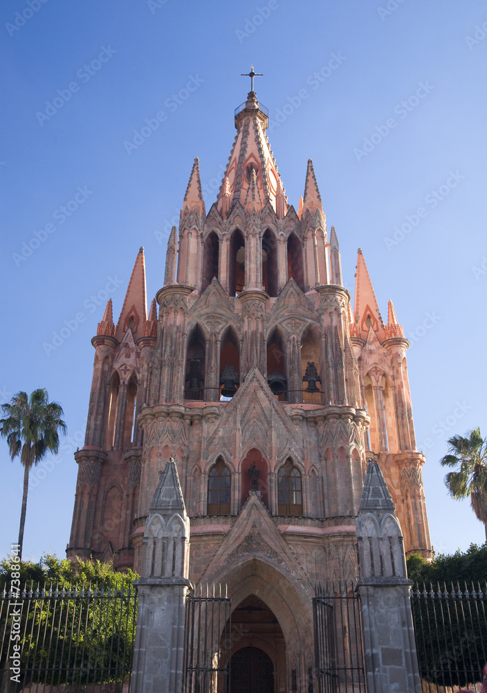 Fototapeta premium Pink Parroquia Archangel Church San Miguel Mexico Daytime