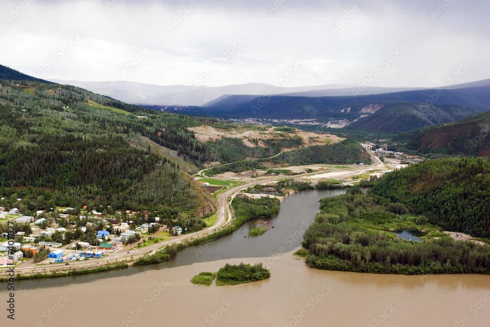 Obraz premium Dawson city at confluence of Klondike and Yukon rivers in northwest Canada