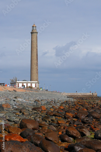 Faro en el horizonte de la playa