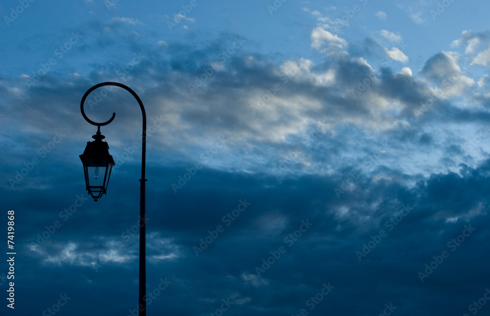 éclairage lumière lampadaire réverbère ciel bleu nuage ampoule Stock Photo  | Adobe Stock