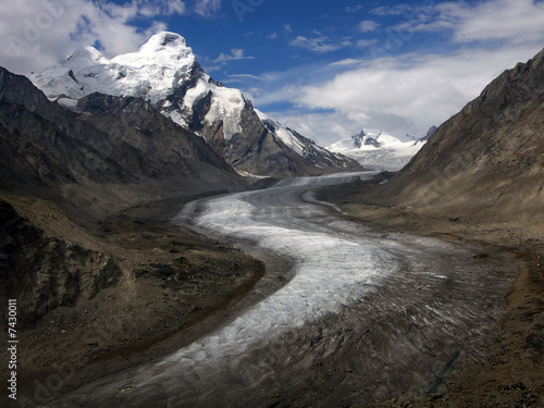 Tableau sur toile Glacier betwen snovy peaks