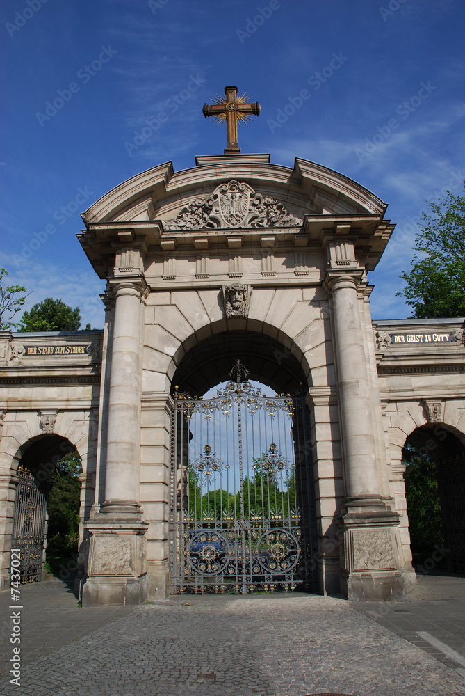 Obraz premium Nürnberg Westfriedhof Hauptportal Bayern Friedhof