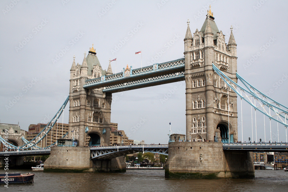 Fototapeta premium Tower Bridge London bei grauem Himmel