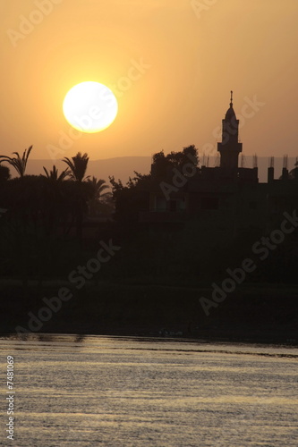 coucher de soleil sur un minaret du bord du Nil  en Egypte