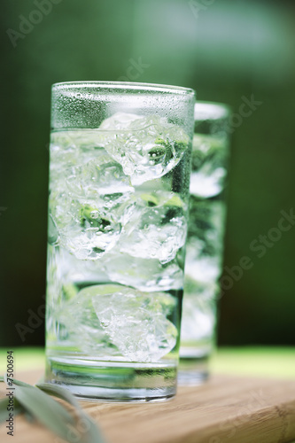 Mineralwasser mit Eiswürfeln