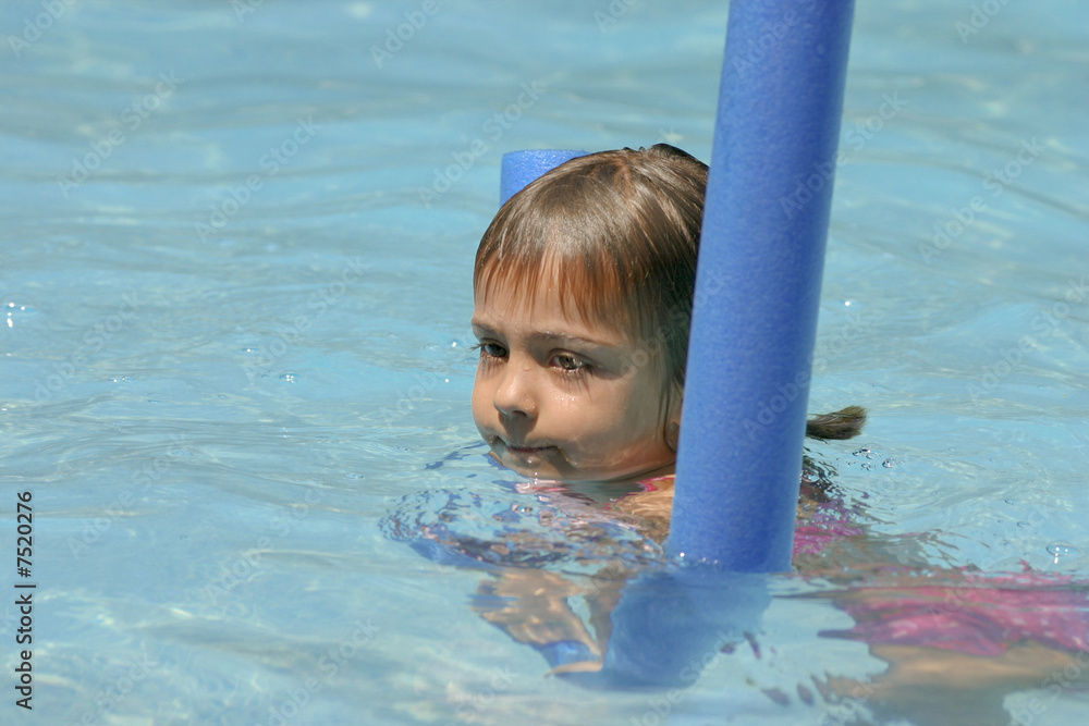 fillette se baignant en piscine 3