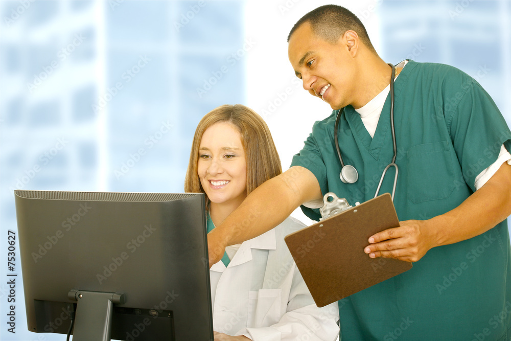 Obraz premium Nurse Pointing Computer Screen To Doctor