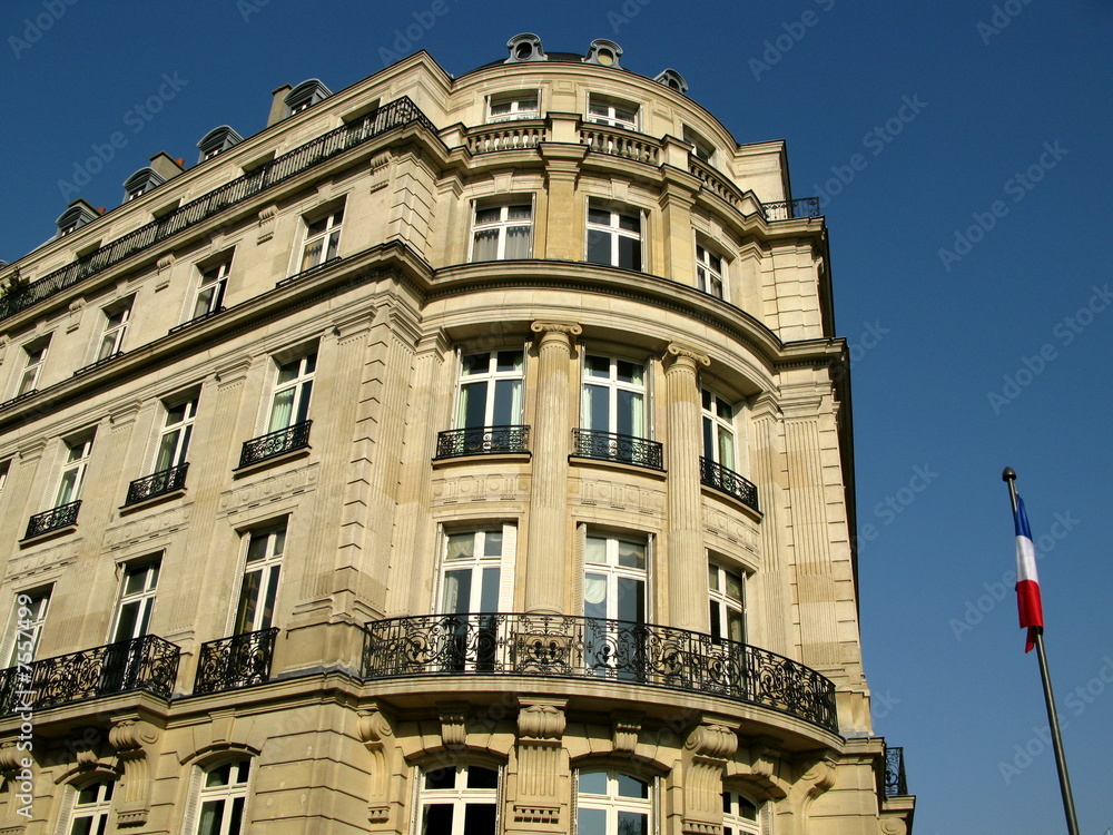 Obraz premium Immeuble parisien en pierre, ciel bleu. France.
