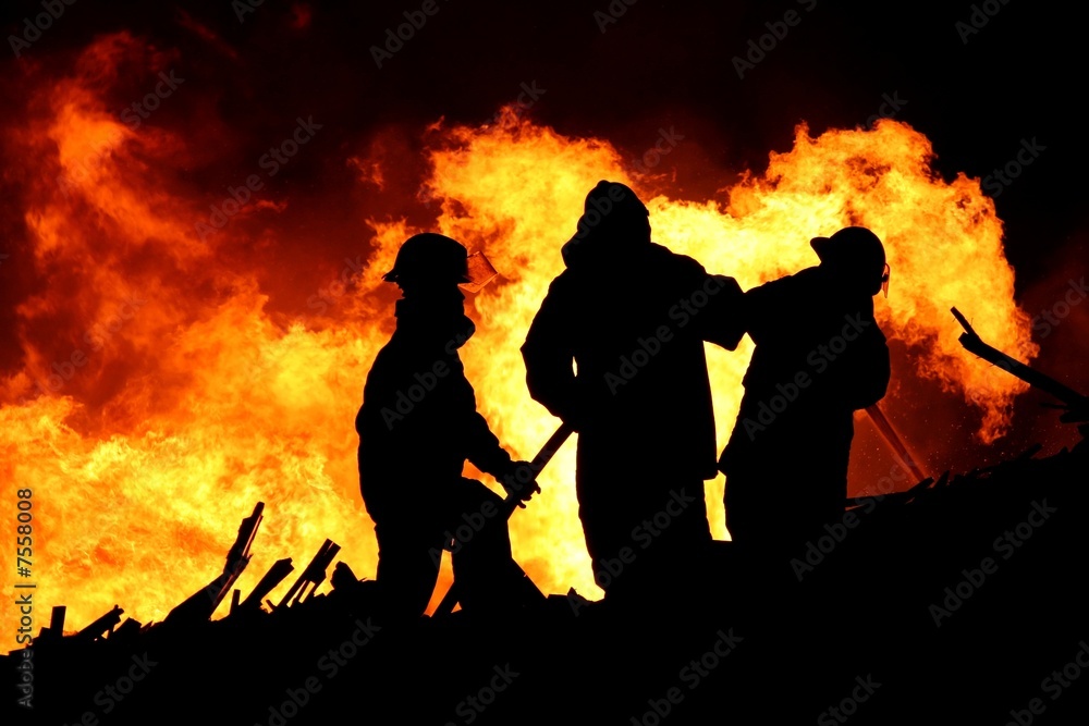 Obraz premium Fire fighters and huge flames