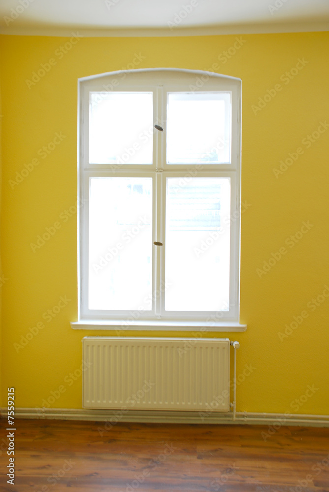 Fenster mit Heizung in leerem Raum Fenster mit Heizung in leerem Raum