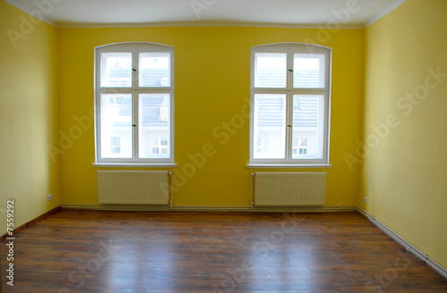 Leerer, gelber Raum mit Fenster