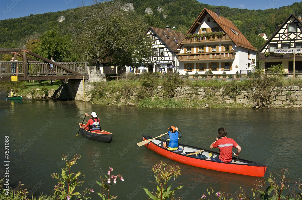 Fototapeta premium Kanu-Tour auf der Wiesent vor herrlicher Kulisse bei Muggendorf