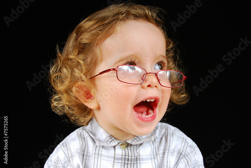 Fotografie bébé avec des lunettes qui rit.