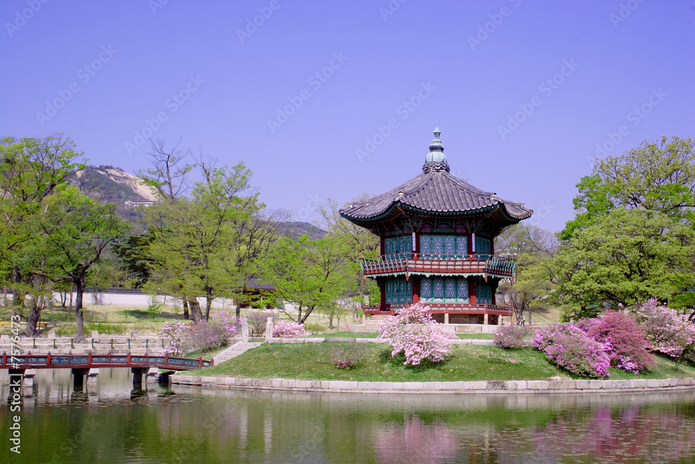 Naklejka premium an old pavilion at Kyoungbok Palace in Seoul, Korea.