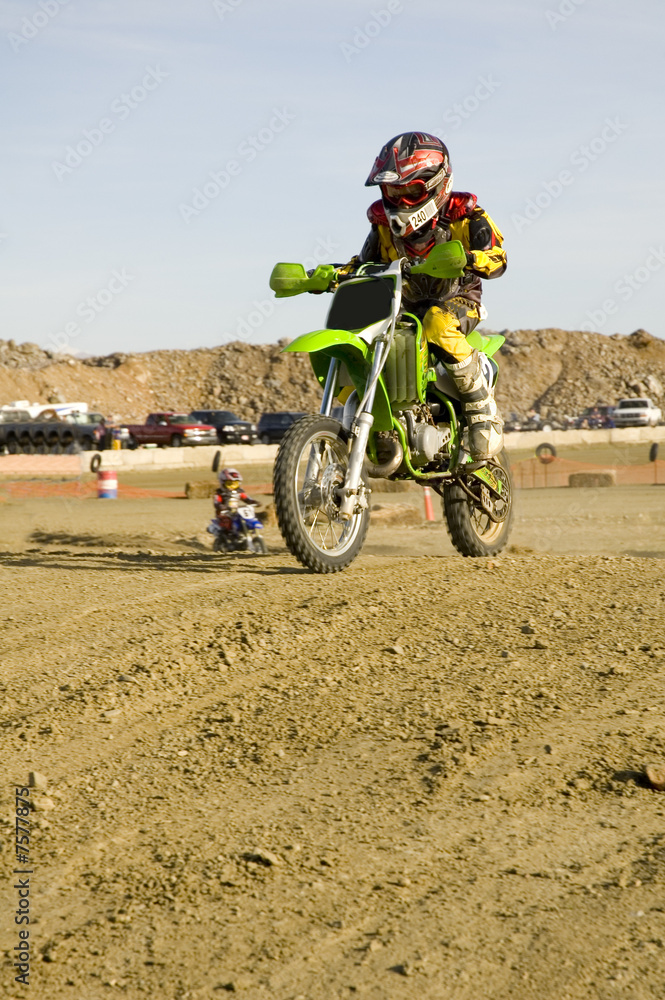 Obraz premium Dirt bike racer on track racing