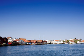 Acrylglasbilder Stadt am Wasser Küstenstadt an der norwegischen Fjordküste  © Tyler Olson