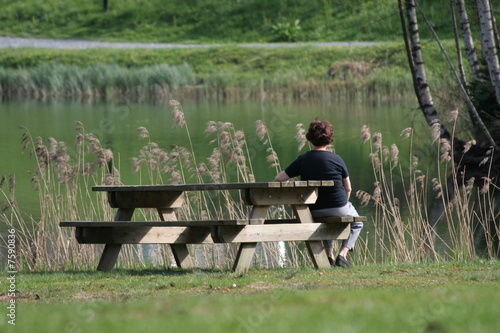 Femme seule sur un banc à Chamonix au bord d'un lac