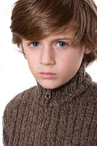 garçon regard sérieux fixer visage ado soutenir mode pull