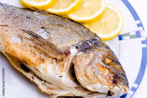 Knuspriger Fisch gebraten auf Teller