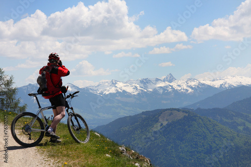 Mountainbiker und Panorama in den Alpen