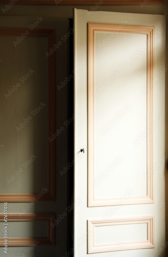 Porte à l'intérieur d'une maison bourgeoise Porte à l'intérieur d'une maison bourgeoise