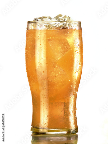 bicchiere di aranciata con ghiaccio