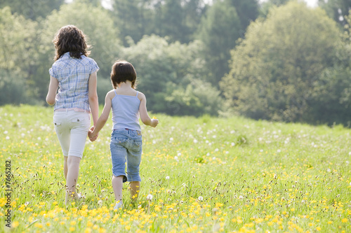 girls walking in field2814