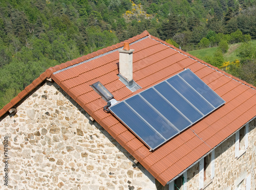 Toiture de tuiles aux six panneaux solaires