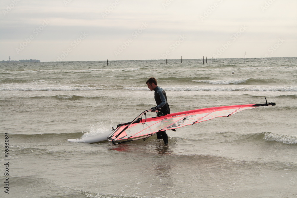 Naklejka premium Windsurfer vormittags in der Ostsee