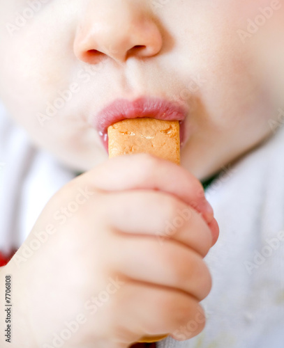 Bébé en train de goûter