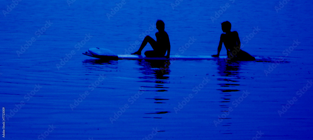 Naklejka premium blau kinder auf wasser