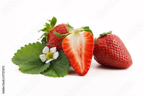 leckere erdbeeren mit blumen photo