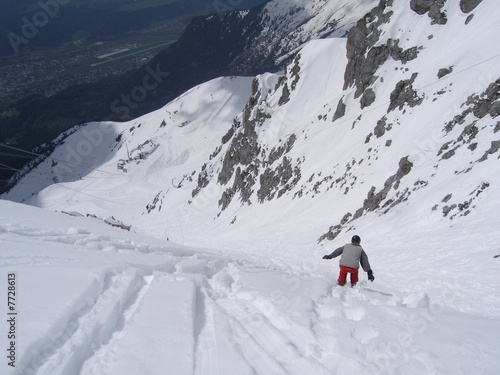 schifahrer in innsbruck mit blick vom hafelekar