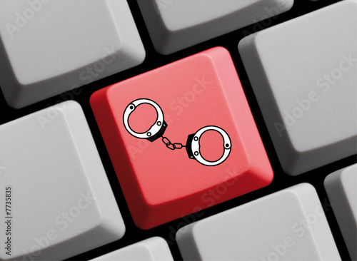 Handschellen auf Computer Tastatur