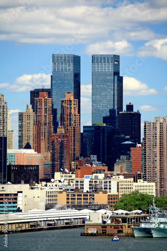 Fototapeta Naklejka Na Ścianę i Meble -  The Mid-town Manhattan Skyline