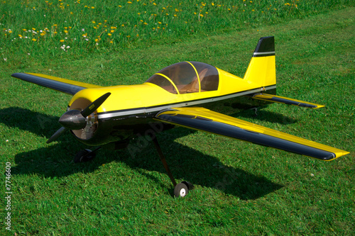 Modèle réduit d'avion sur herbe