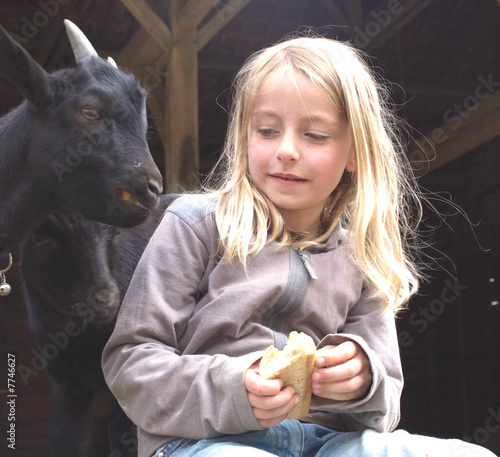 La petite fille à la ferme