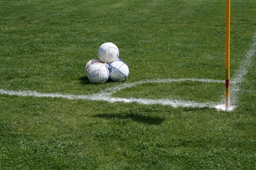 Papier peint photo Football Ballons de football en cuir alignés  © idealmente