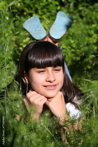 jeune fille allongée dans l'herbe photo