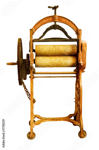 Foto Very old mangle used for wringing out wet washing in olden days.