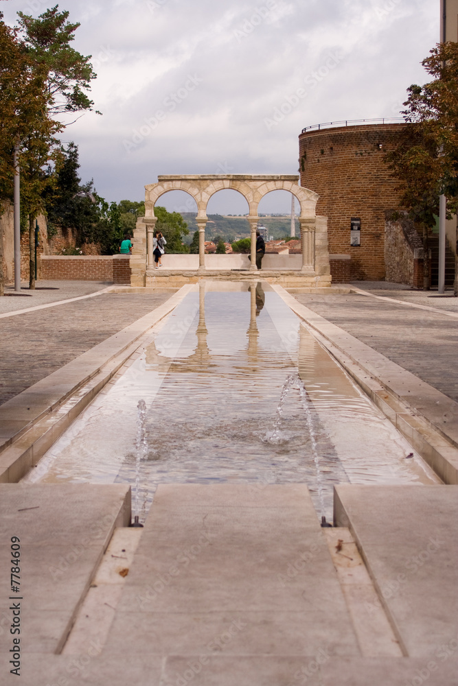 Wasserspiele neben der Kathedrale Sainte-Cécile