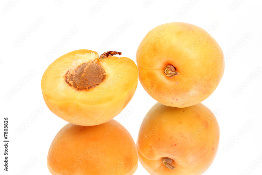 Apricot with halves
