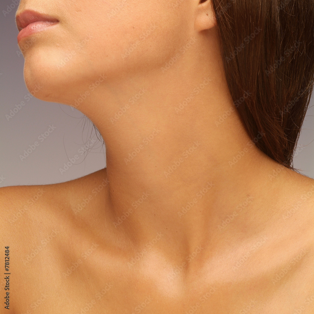 Makeloser Hals einer jungen Frau - obrazy, fototapety, plakaty 