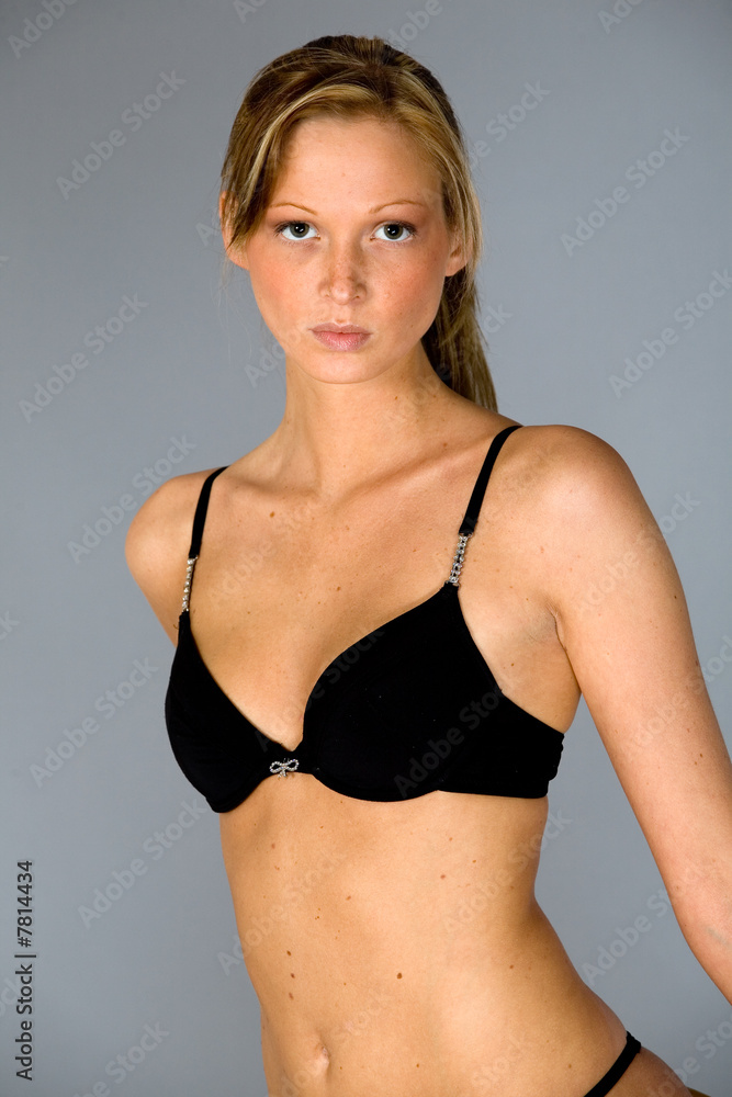 Naklejka premium Hübsche Frau im Bikini