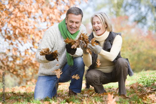 Fotografie Senior couple collecting autumn leaves