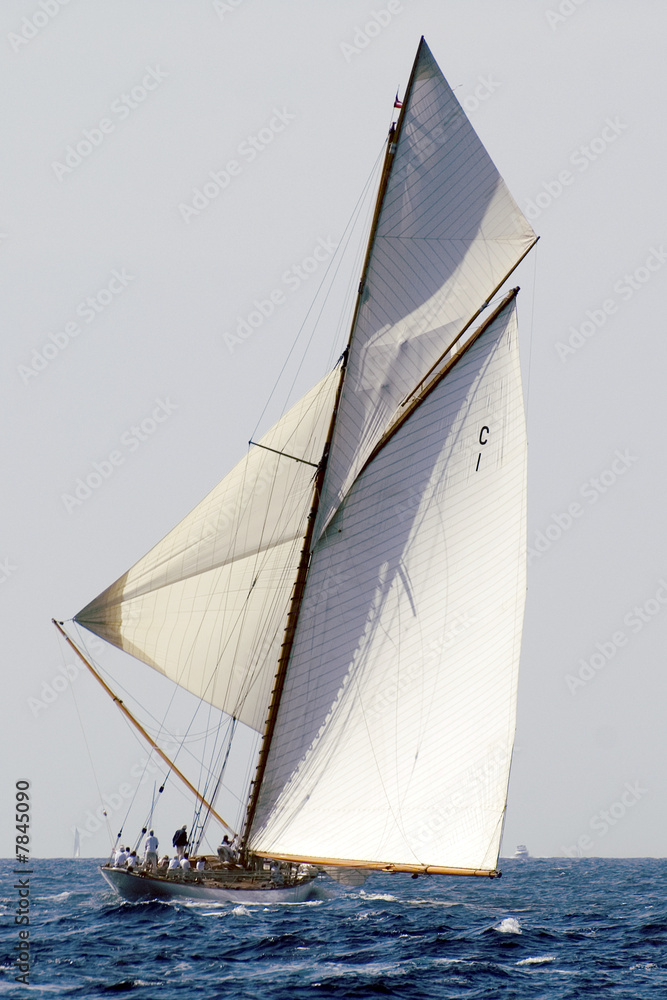 Fototapeta premium Klassische Yacht vor dem Wind