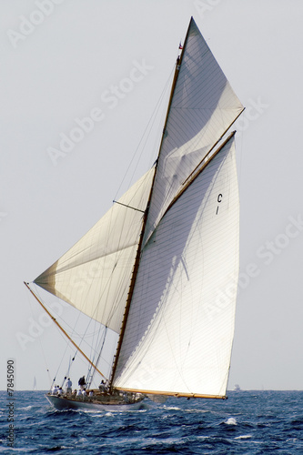 Klassische Yacht vor dem Wind